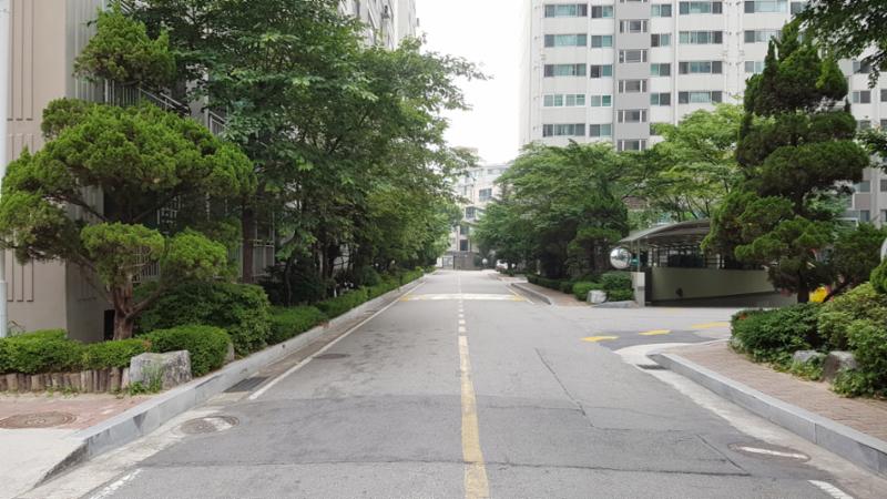 단지를 따라 걸으며 자연을 느낄 수 있는 쾌적한 단지 내 도로구요