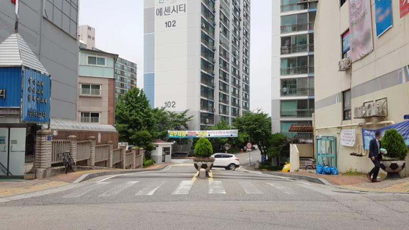 차량 출입기가 설치되어 있고 출입구에 경비초소가 있어 외부차량의 출입을 안전하게 관리하고 있어요
