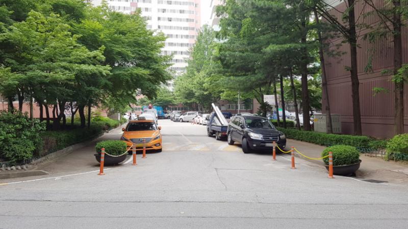 도로를 중심으로 정문이 좌측에 위치해 있으며, 주차장으로의 이동이 편리해요