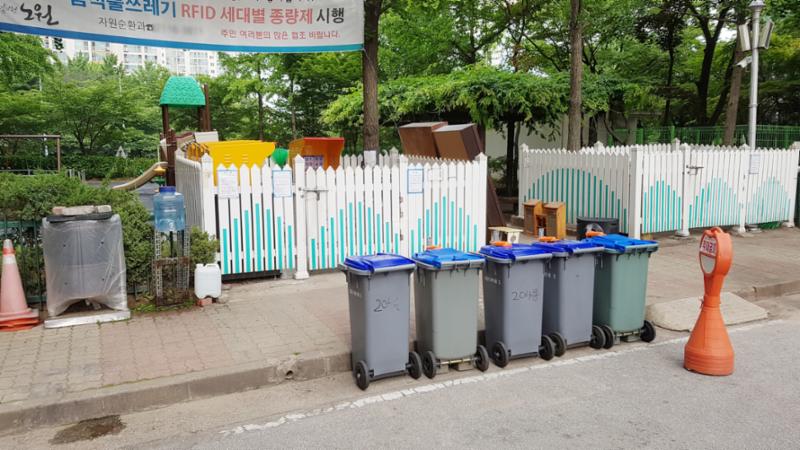 입주민들의 생활편의를 위하여 재활용 분리수거장을 야외에 별도로 설치하여 편의를 높였으며, 단지를 깨끗하게 관리할 수 있어요