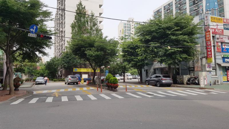 도로를 중심으로 정문이 좌측에 위치해 있으며, 주변에는 상가들이 밀집해 있어요