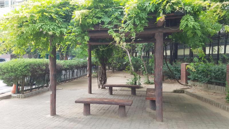 나무 그늘 밑 벤치에 앉아 편안하게 휴식을 취할 수 있는 휴식공간이에요