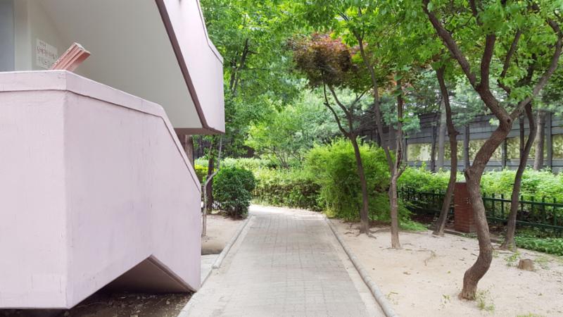 단지를 따라 걸으며 자연을 느낄 수 있는 쾌적한 단지 내 산책로구요