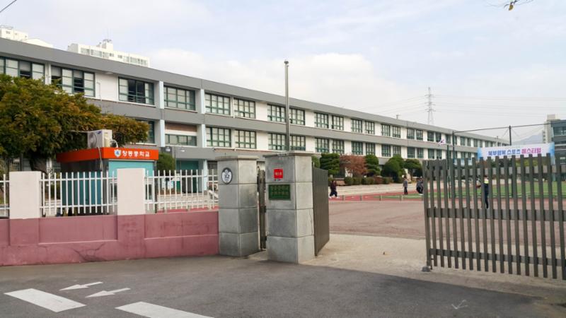 단지 주변에 학교가 위치하여 있습니다