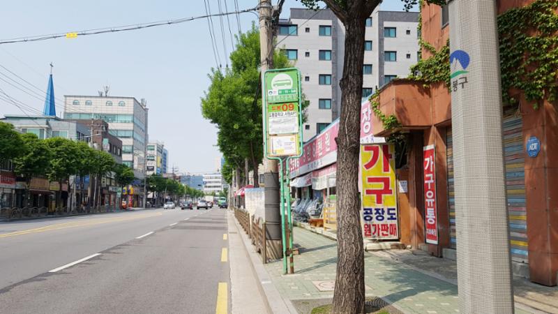 단지 바로 앞에 있는 버스정류장입니다