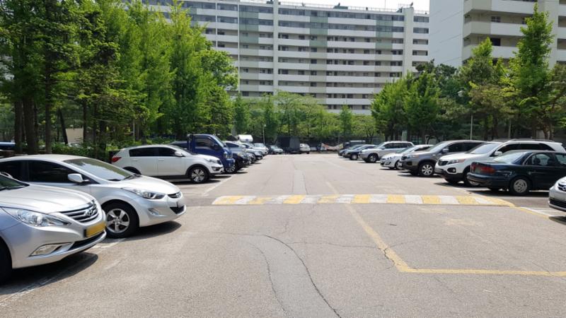 단지 내 지상주차장 모습이에요