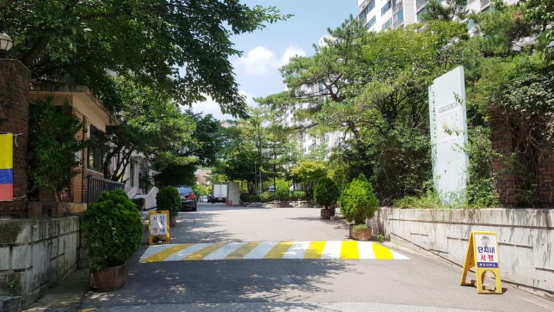 우성1차아파트 정문이에요