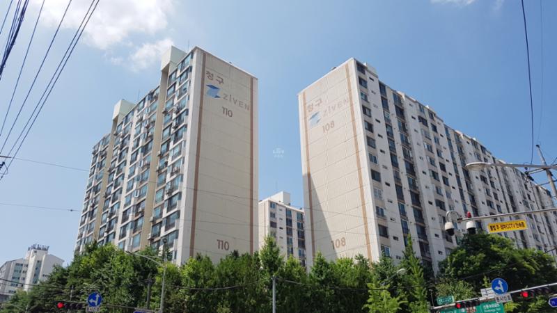 1994년 6월에 지어진 단지인 만큼 부분적으로 연식이 느껴지지만 전체적으로 양호하게 관리된 단지 외관이에요