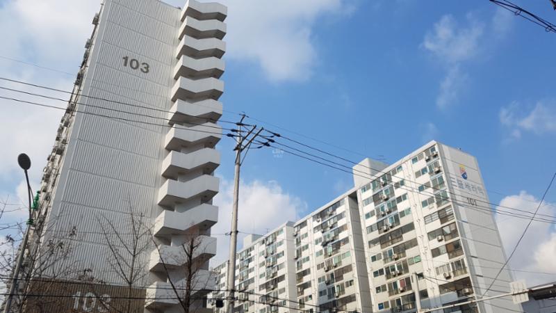 단지 외부에서 바라본 삼익세라믹아파트 단지전경 모습이에요
