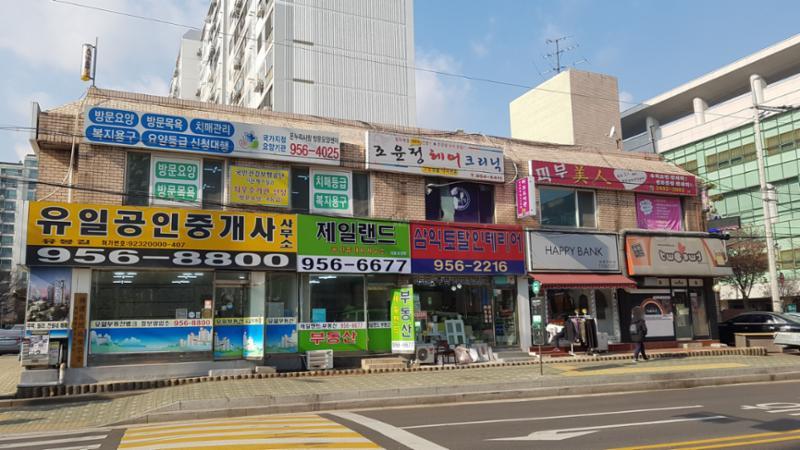 단지 내 상가가 배치되어 있고 다양한 업종의 상가들이 입점해 입주민들이 멀리 가지 않아도 편리하게 이용할 수 있도록 신경 쓴 모습 이예요
