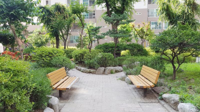단지 내 미니공원을 조성하여 주민들의 만족도가 높아요