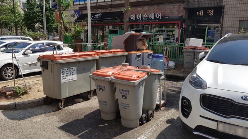 쓰레기를 분리하는 단지 내 분리수거장이에요