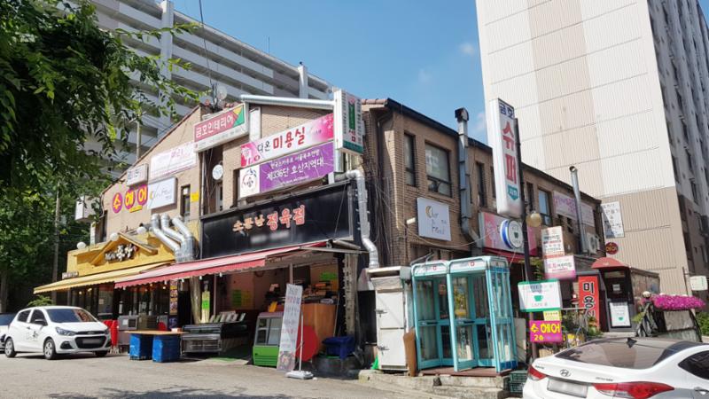 정문 주변으로 상가가 조성되어 있으며, 슈퍼, 미용실, 음식점, 학원 등 다양한 상가들이 입점해 있어요