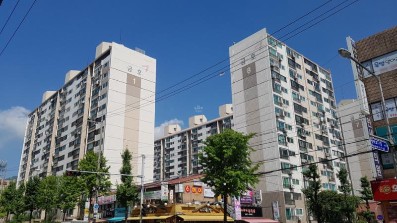 1990년에 지어진 단지인 만큼 부분적으로 연식이 느껴지지만 전체적으로 양호하게 관리된 단지 외관이에요