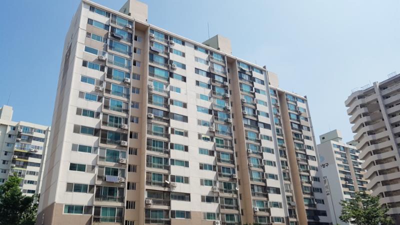 심플한 외관 디자인으로 품격있고 고급스러움이 느껴지는 단지 모습 입니다