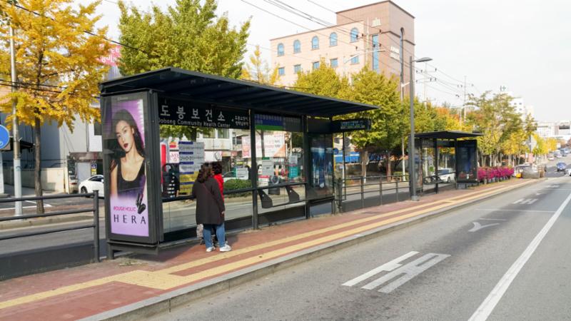단지 인근에 버스정류장이 위치하고 있어, 이용이 편리하고 다수의 노선(광역버스, 시내버스, 마을버스)이 존재해 출퇴근시 이용이 매우 용이합니다