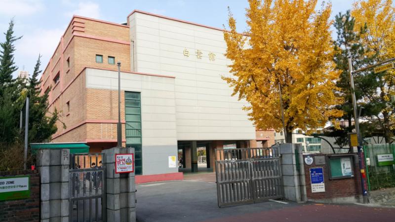 단지 인근에 위치한 백운중학교입니다