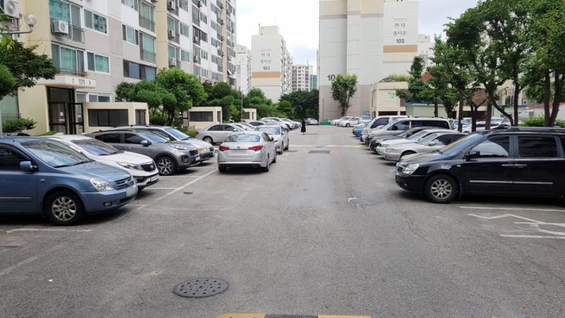 단지 내 지상주차장 모습이에요