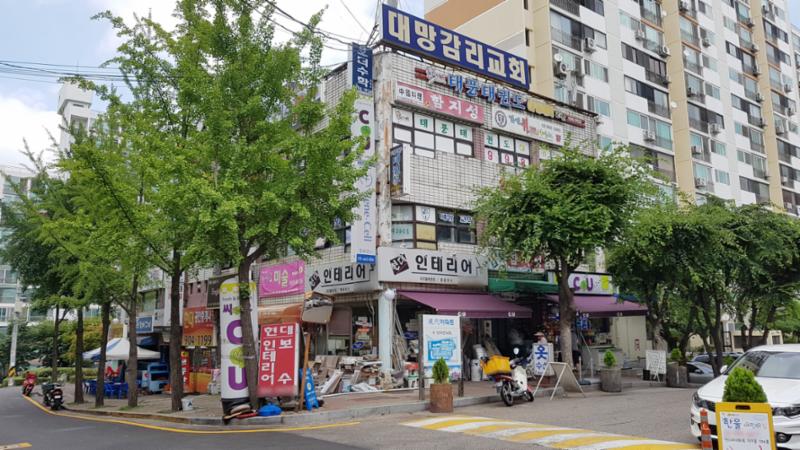 단지 정문 주변으로 상가가 배치되어 있어요~ 다양한 업종의 상가들이 입점해 입주민들이 멀리 가지 않아도 편리하게 이용할 수 있도록 신경 쓴 모습이에요