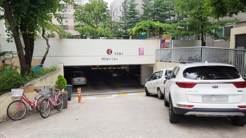 지하주차장 출입구 입니다