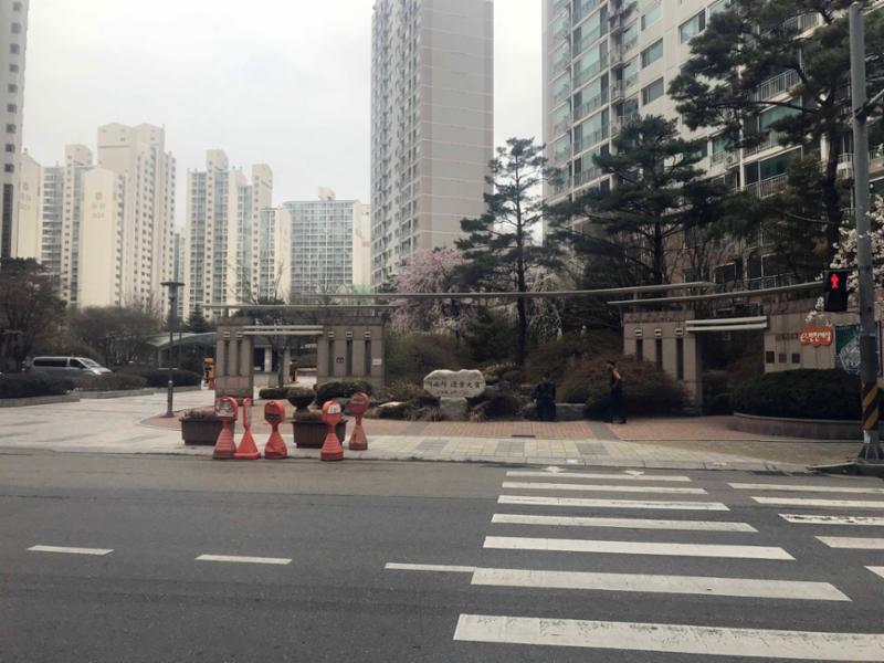 대리석으로 마감되어 깔끔한 느낌이 물씬 풍기는 정문이에요