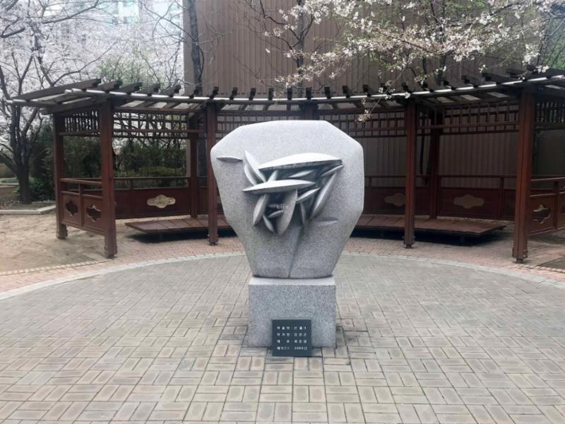 멋스러운 조경시설과 조화롭게 꾸며진 주민쉼터 공간이에요