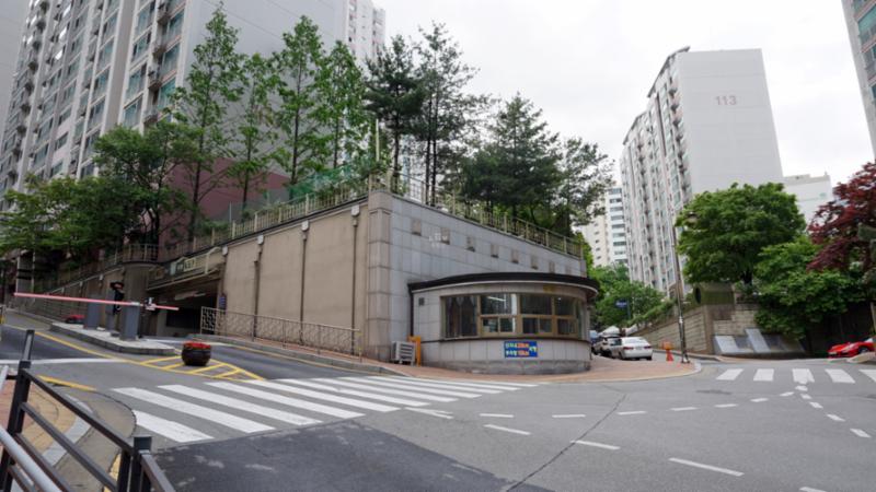 서초래미안 아파트 단지정문이에요