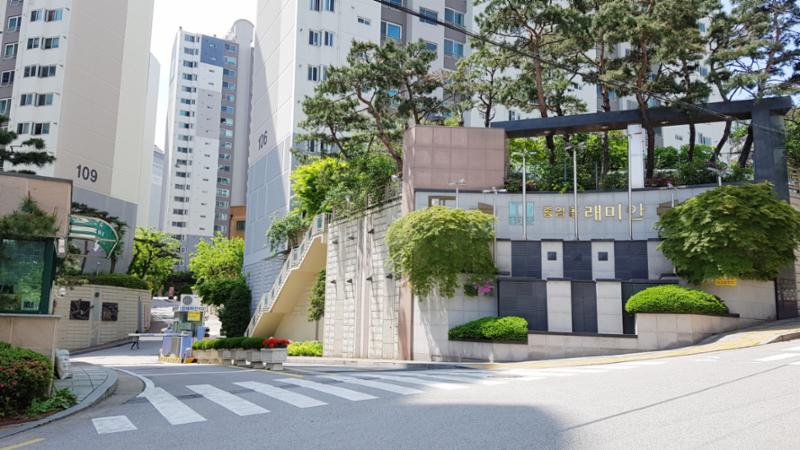 차량 출입차단기가 있어 외부 차량의 진입을 제한하는 삼성래미안 정문입구에요