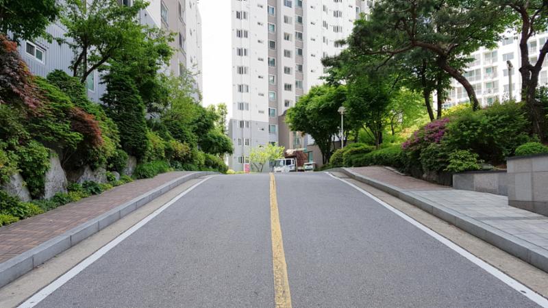 단지를 관통하여 이어져 있는 단지내도로에요