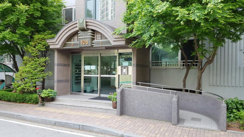 고급스러운 디자인의 공용현관 입구이에요