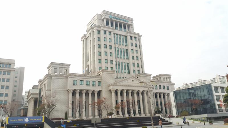 단지 인근에 한국외국어대학교가 위치하고 있어 대학로 주변이 번화가로 잘 조성되고 있습니다