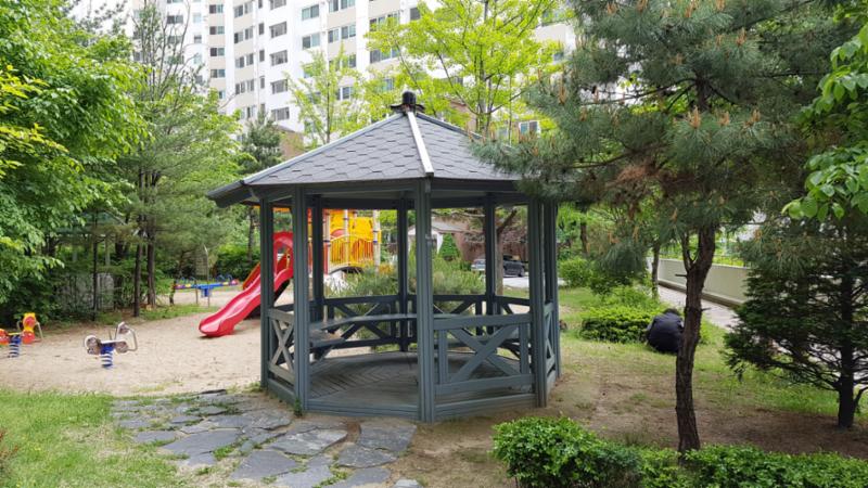 단지 곳곳에 휴게시설이 마련되어 있어요