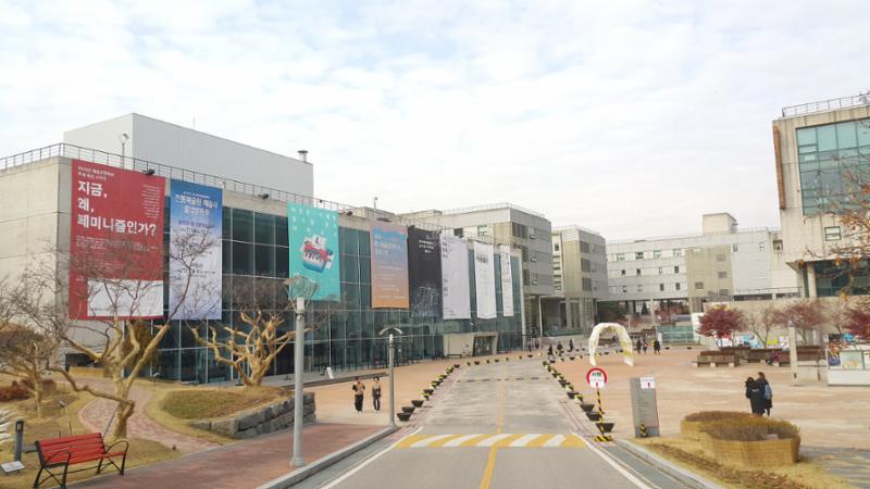 단지 인근에 한국예술종합학교가 위치하고 있어 대학로 주변이 번화가로 잘 조성되고 있습니다