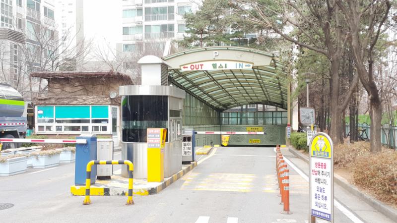 주차장 출입구에요