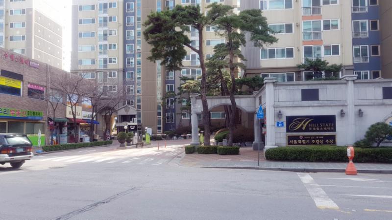 차량 출입차단기가 설치되어 있는 단지정문입구에요