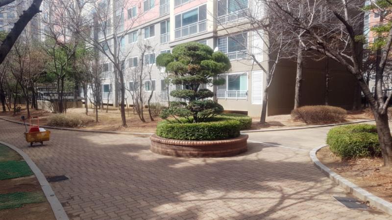 단지 내 작은 공원이 있어 저녁이나 주말에 가벼운 산책을 즐기기에도 안성맞춤이에요