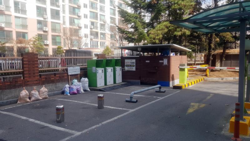 주민들의 이동 경로를 배려해 주차장 외진곳에 마련된 분리수거장이에요
