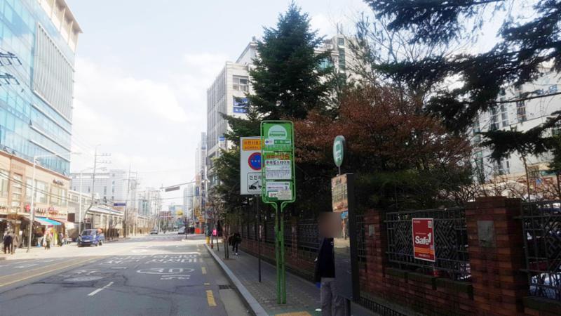 단지 바로 앞에 있는 버스정류장입니다