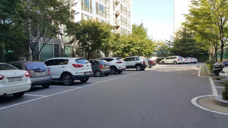 도로와 인접한 지상주차장이에요