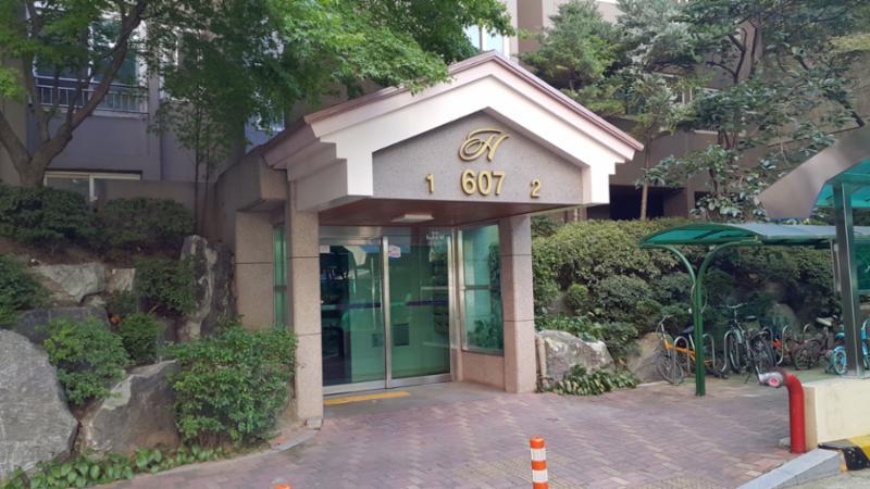 고급스러운 디자인의 공용현관 입구에요