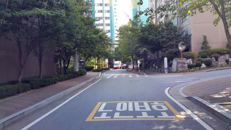 단지 내부를 이어주는 도로에요