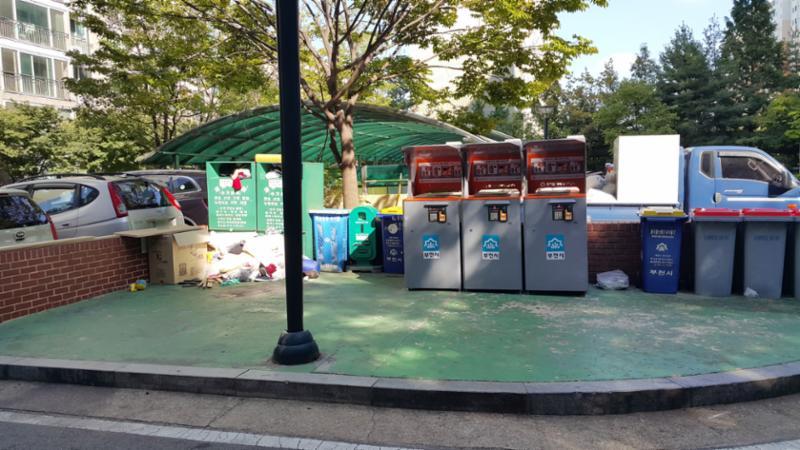 단지 내 분리수거장이에요