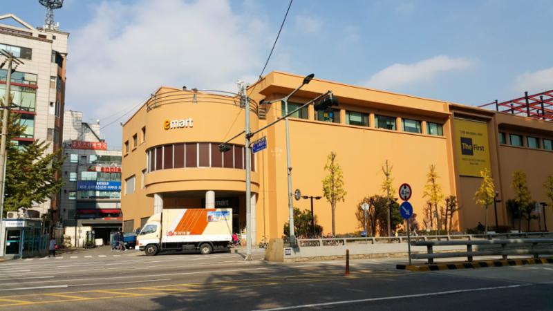 아파트 단지 인근에 위치한 편의시설입니다