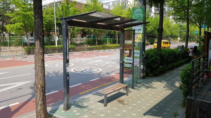 단지 인근에 있는 버스정류장입니다