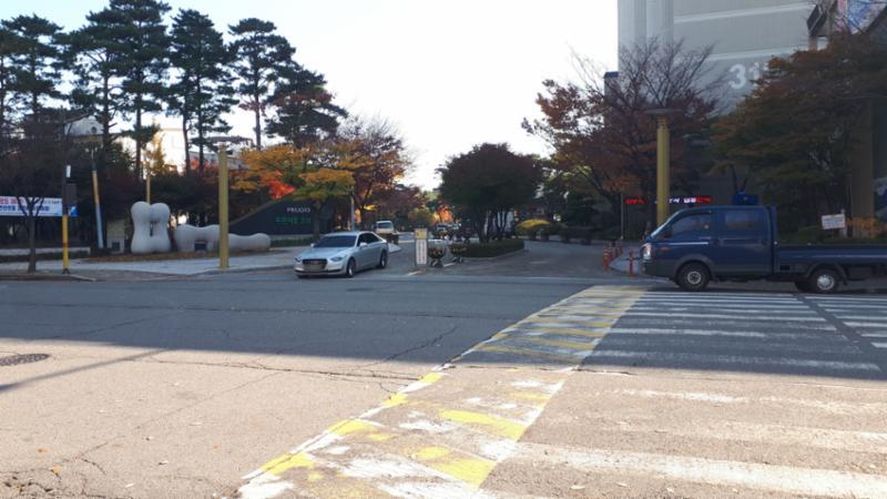 정문 앞 바로 횡단보도와 연결되는 곳에 출입구가 위치해 있으며 바로 건너편 버스정류장으로 한번에 건널 수 있어 편리하게 이용이 가능해요