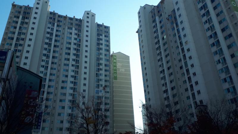 안산고잔푸르지오3차 단지 만의 색채와 로고가 돋보이는 단지외형 이에요