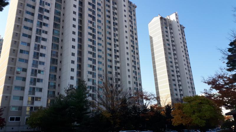 안산고잔푸르지오3차 아파트의 깔끔하고 세련된 전경 사진이에요