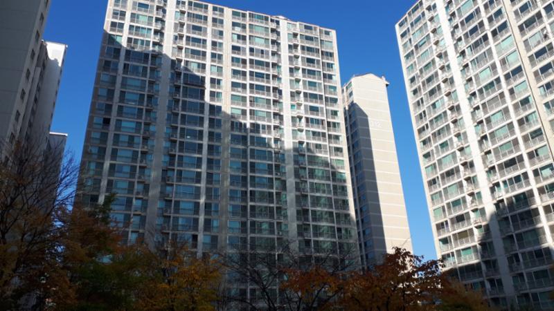안산고잔푸르지오3차 아파트는 2003년 4월 입주를 시작했으며 총16개동, 1,134 가구로 이루어져 있으며 난방방식은 지역난방(열병합)을 사용하고 있어요