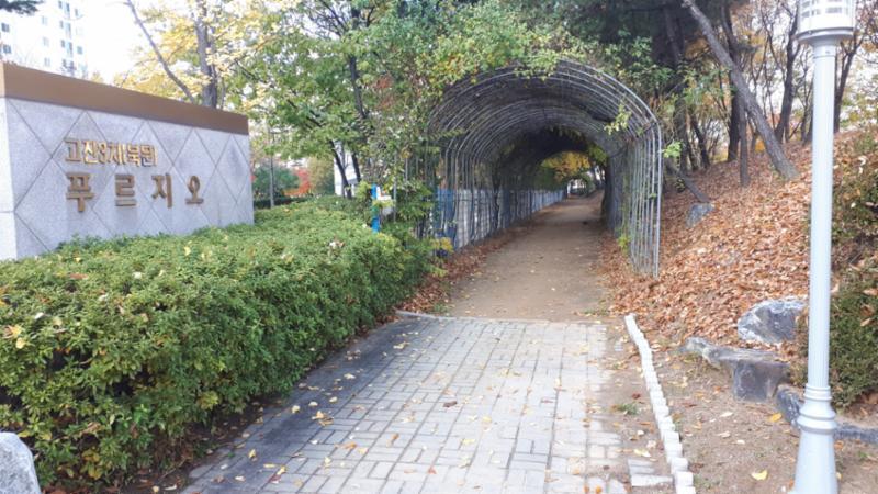 아름다운 조경을 느낄 수 있는 산책로가 위치해 있어요
