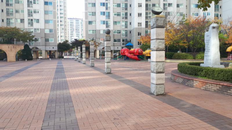 단지 중앙에는 분수시설과 수변시설, 다양한 조형물, 조경이 조화롭게 꾸며져 있습니다